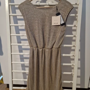 VILA Klänning XS - Helt ny klänning med lapparna kvar. 150:-