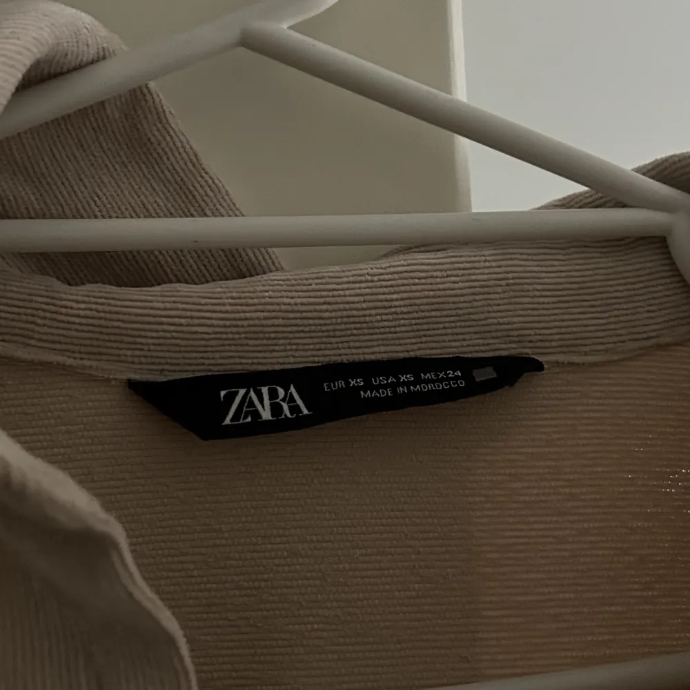 Säljer denna trendiga manchester skjortan från Zara. Strl xs 150kr + frakt. Skjortor.