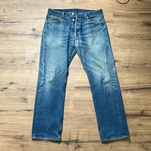 Levis 501 - Fina retro Levis jeans. Jag köpte dem av en äldre man på blocket för ett år sedan och sedan dess har jag kanske använt dem 5 ggr. De är i fint skick utan märkbart slitage