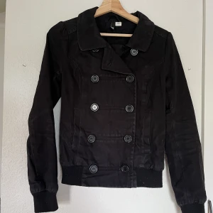 Svart jacka - Svart jacka från h&m. Storlek 36.