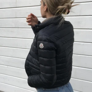 Moncler jacka - Moncler jacka i bra skick, givetvis äkta, finns kvitto och äktheten för att verifiera på andra sätt också 
