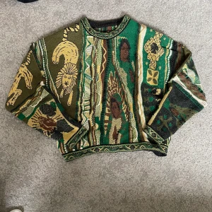Kapital 7G Knit Rasta Gaudy Crew Sweater - Köpt för ungefär ett år sedan Fin condition aldrig tvättats i tvättmaskin eller så Går för 500€+ just nu och slutsåld i affär Skriv om du har nån fråga 
