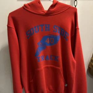 South side Track hoodie - Säljer denna skit snygga Hoodie, perfekt till höst och vinter! Inga stora fläckar eller hål, passar till alla stilar! Fler frågor eller bilder i DM! 💪🙌