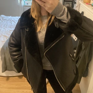 Vinterjacka från NA-KD  - En superfin pilotjacka från Na-kd, knappt använd. Inga defekter, den är sparsamt använd. Skärp saknas men det är inget jag har tänkt på när jag har haft den. Nypris 999, MITT PRIS 575💕För övrigt den varmaste jackan jag haft