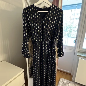 Lång klänning  - En långärmad lång klänning från .objeckt, klänningen är marinblå med gud detaljer.  Nypris: 799 kr Aldrig använd. Köparen står för frakt 