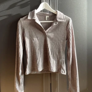 Tröja - Super fin tröja i nyskick från Nelly i storlek S, sitter smickrande 🤍🌸
