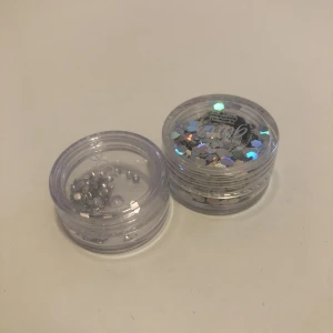 Nagel glitter och stenar!😻 - Så fint, men använder inte. Den ena är från depend och den andra vet jag inte💕