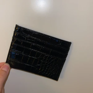 Plånbok  - Liten plånbok med ett fack i mitten och ett på baksidan och tre på framsidan. Aldrig använd 