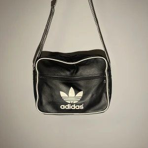 Adidas axelväska - Adidas axelväska, ytters lite slitage och i bra skick!