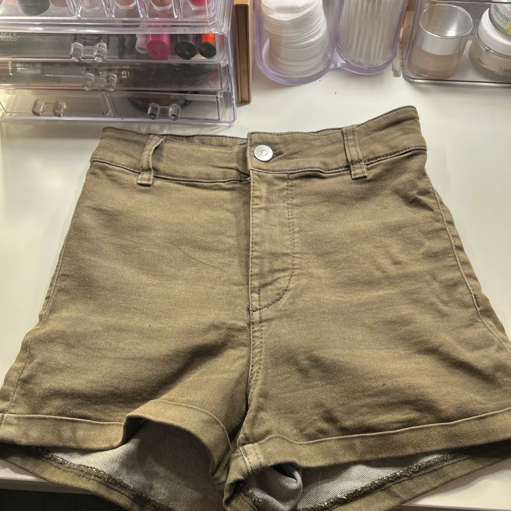 Säljer dessa gröna högmidjade shorts då dom inte kommer till användning längre. Jag står ej för kostanden på frakten. Priset kan ej diskuteras.. Shorts.