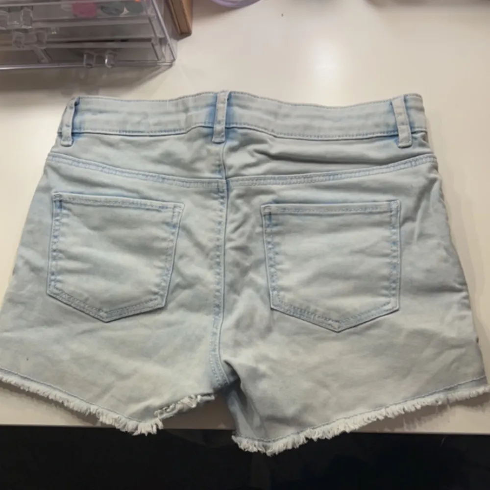 Säljer dessa jeansshorts då dom inte används. Jag står ej för kostanden på frakten. Priset kan ej diskuteras.. Shorts.