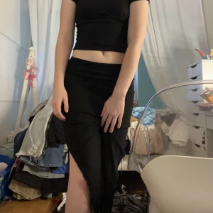 Svarta kjol med slits - Säljer denna svarta ribbade kjolen då den inte används längre. Storlek M men sitter perfekt på mig som är xs-s men är i stretchigt material. Jag står ej för kostanden på frakten. Priset kan ej diskuteras.