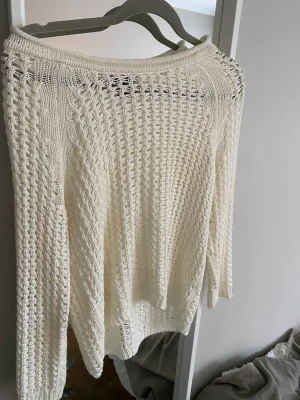 Vit stickad tröja - Superfin stickad tröja som är lite genomskinlig. Skriv för fler bilder! 🥰