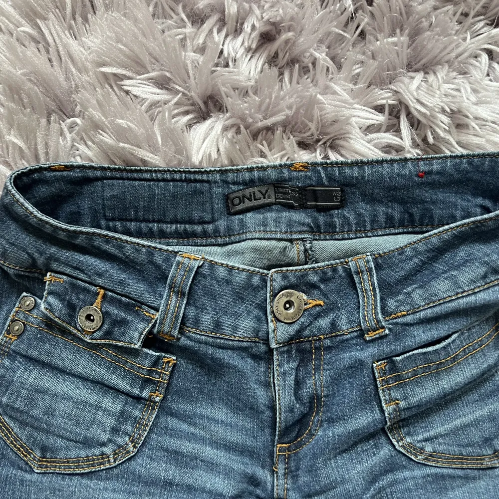 Ett par skitsnygga lågmidjade jeans i färgen mörkblå💯 Midjemått rakt över: 37 Innerben: 81. Jeans & Byxor.