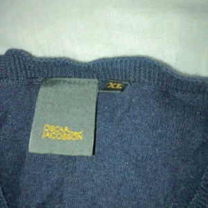 Stickad tröja av Oscar Jacobsson - Säljer nu min stickade Oscar Jacobsson tröja för jag har vuxit ur den. Den är marinblå och storlek L. Hör av er vid fler frågor