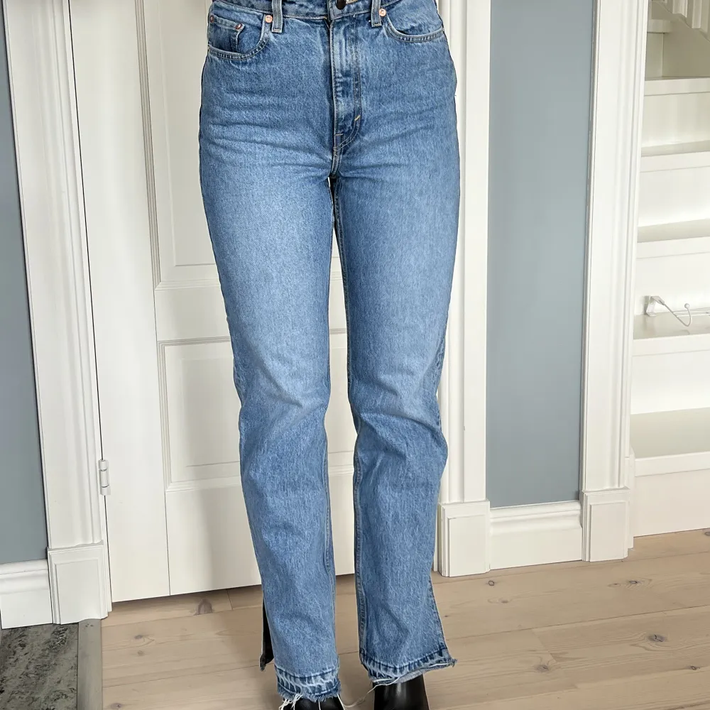 Blå jeans från weekday modell ROWE, slits längst ner. Storlek 27, jag är 165 och de är lite långa på mig. På bilderna har jag klackar för att visa längden bättre!. Jeans & Byxor.
