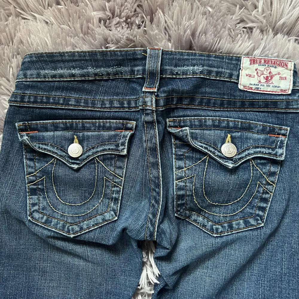 Intressekoll på mina perfekta true religion jeans i färgen mörkblå säljer endast för bra bud💯😘 Midjemått rakt över: 37 Innerben: 79. Jeans & Byxor.