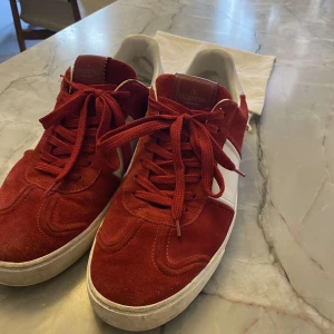 Valentino flycrews  - Ett par röda Valentino Flycrews. Alla nitar kvar, dustbag ingår. Skick 8/10 med lite tvätt 9/10. Kan fraktas eller mötas i Stockholm. Pris kan diskuteras vid snabb affär.