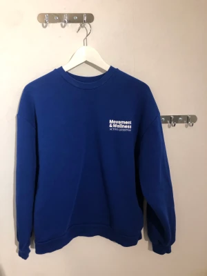 Blå sweatshirt  - Från Gina Tricot, knappast använd väldigt skönt material  Du står för frakten