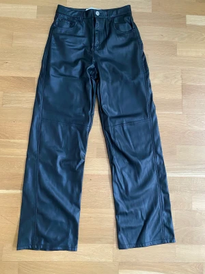 Bershka skinnbyxor  - Bershka skinnbyxor i gott skick. Dem sitter varken tajt eller löst. Hör av er vid funderingar!