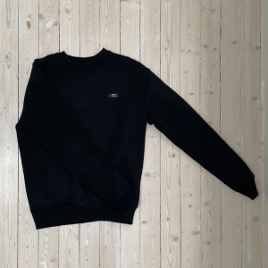 Ami Paris Sweatshirt  - Säljer min ami tröja som jag köpt på NK, nypris ≈ 3000kr, priset kan diskuteras.