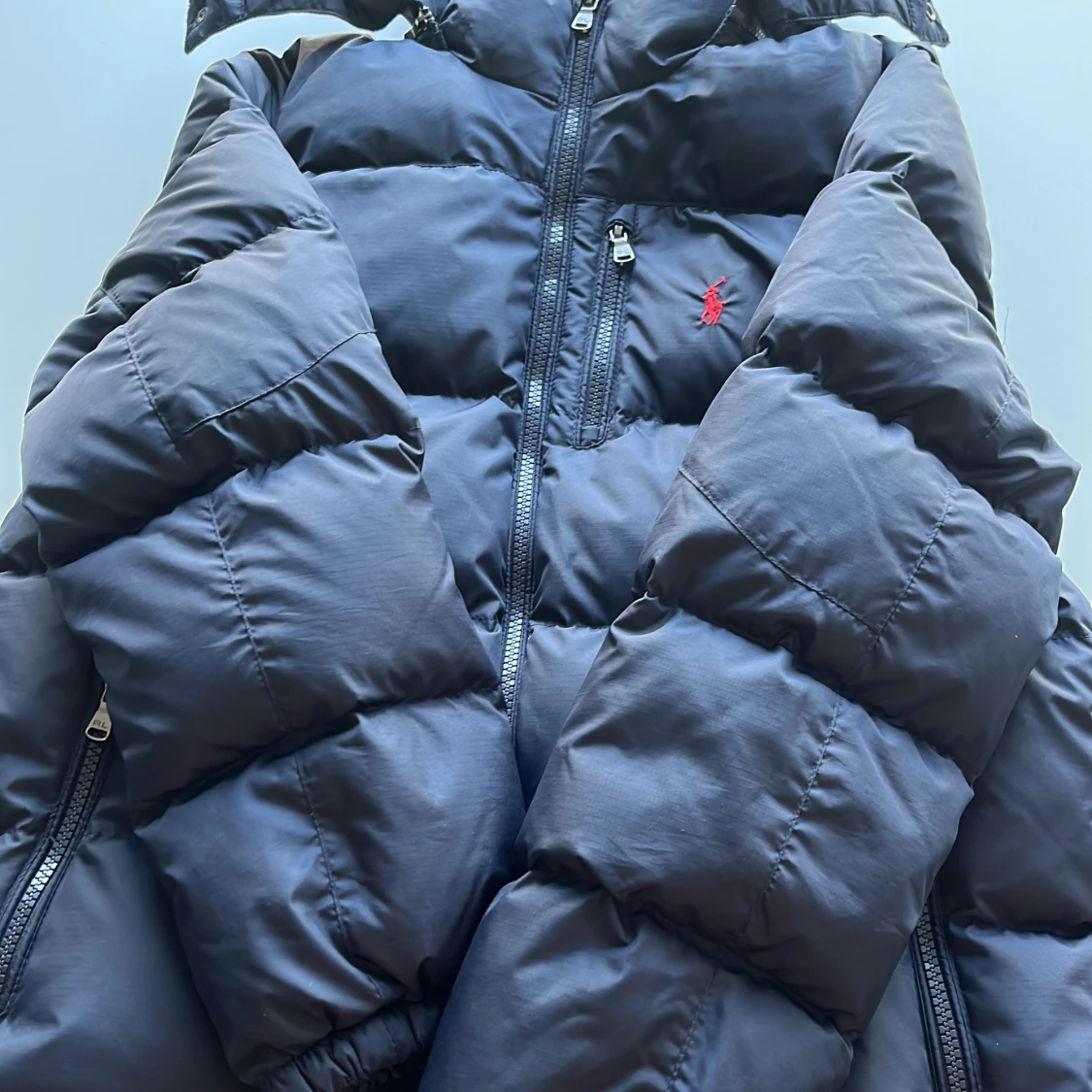 En POLO RALPH LAUREN jacka som är otroligt bra skicka jätte värt pengarna 