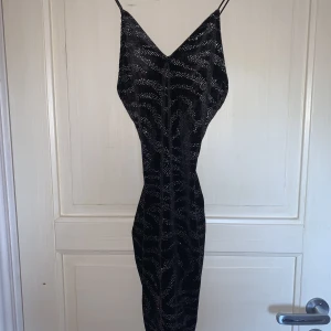 Följsam festklänning - Stretchigt material, sitter bekvämt och följer samt framhäver kurvor fint. Använd 1 gång. Velvet-feeling material.