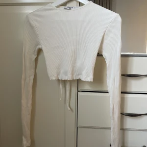 Topp - Vit croppad topp med öppen rygg från Nakd i storlek xs 🤍 använd fåtal gånger så utan anmärkning!! 