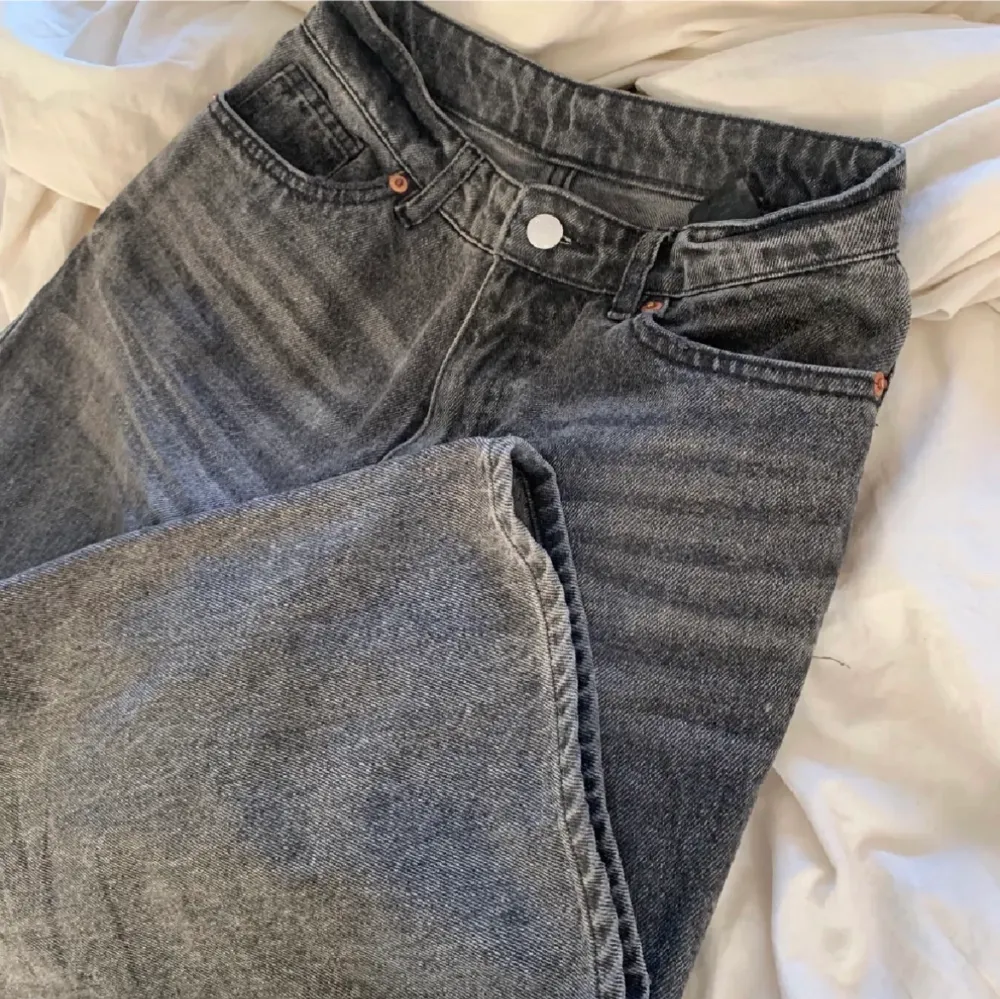 Ett par midwaist jeans, nyskcik och den perfekta gråa färgen!. Jeans & Byxor.