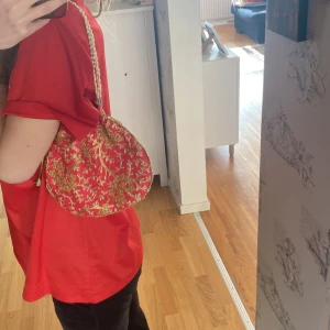 Väska  - En jätte fin röd väska från Spanien, inget märke vad jag vet! Knappt använder så den är i bra skick! 🫶🏼