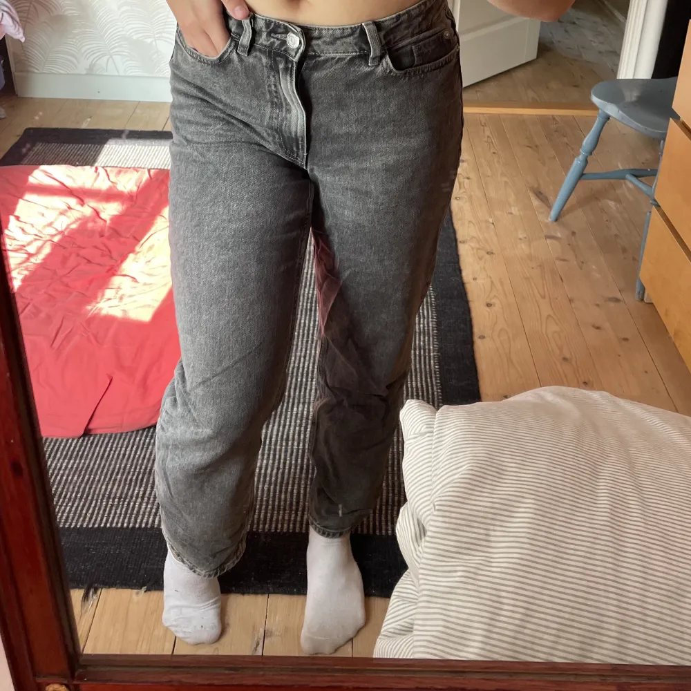 hej!  här har vi ett par jeans som knappt är använda. Det är ett par högmidjade raka jeans. De är jätte sköna men bara inte kommit till användning. Funderingar? Kontakta dm🩷. Jeans & Byxor.