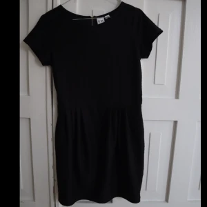 Svart klänning - Svart klänning med T-shirt ärmar. Går över knäna. Perfekt skick! Säljer då jag ej använder längre 🎬