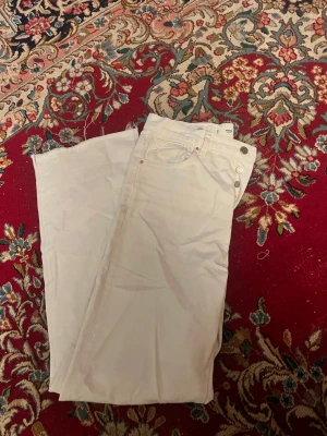Vita jeans  - Säljer dessa suuuuuperfina vita jeans från mango! Endast använda 1 gång så i superfint skick😍 passar mig som är 166cm lång