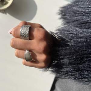 Silver ringar gjorda av återvunnen metall, finns mång olika designer så de är bara att kolla i profilen :) skriv för frågor 💕🎀