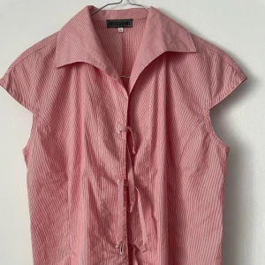 Jättefin blus - Så fin blus, köpt second hand❤️ Börjar bli trendigt med sånna hör blusar!