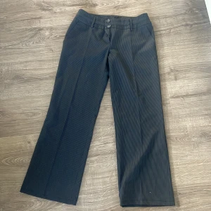 Lågmidjade kostymbyxor - Säljer ett par lågmidjade kostymbyxor i storlek S, säljer så jag inte änvänder lika ofta längre❤️