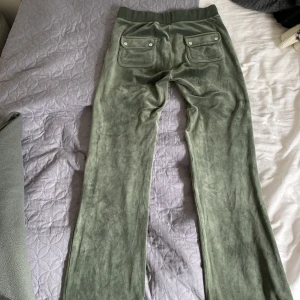 Gröna Juicy couture byxor!  - Jag säljer mina juicy couture byxor! De är i fint skick men de är använda! Den ena metall saken på snöret (den jag visar på sista bilden) går lätt av men den sitter fast om man inte drar i den! De är i strl S köpte dem nya för 1199 och säljer för 500! 