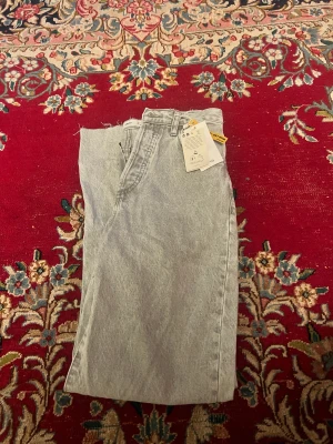 Raka jeans - Säljer dessa superfina raka jeans från mango med lapp kvar! De passar mig i längden som är 166cm 