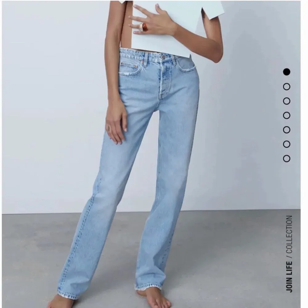 Säljer mina jättesnygga mid rise jeans från zara i storlek 36, då jag tyvärr växt ur de! Köp direkt för 200kr plus frakt😇. Jeans & Byxor.