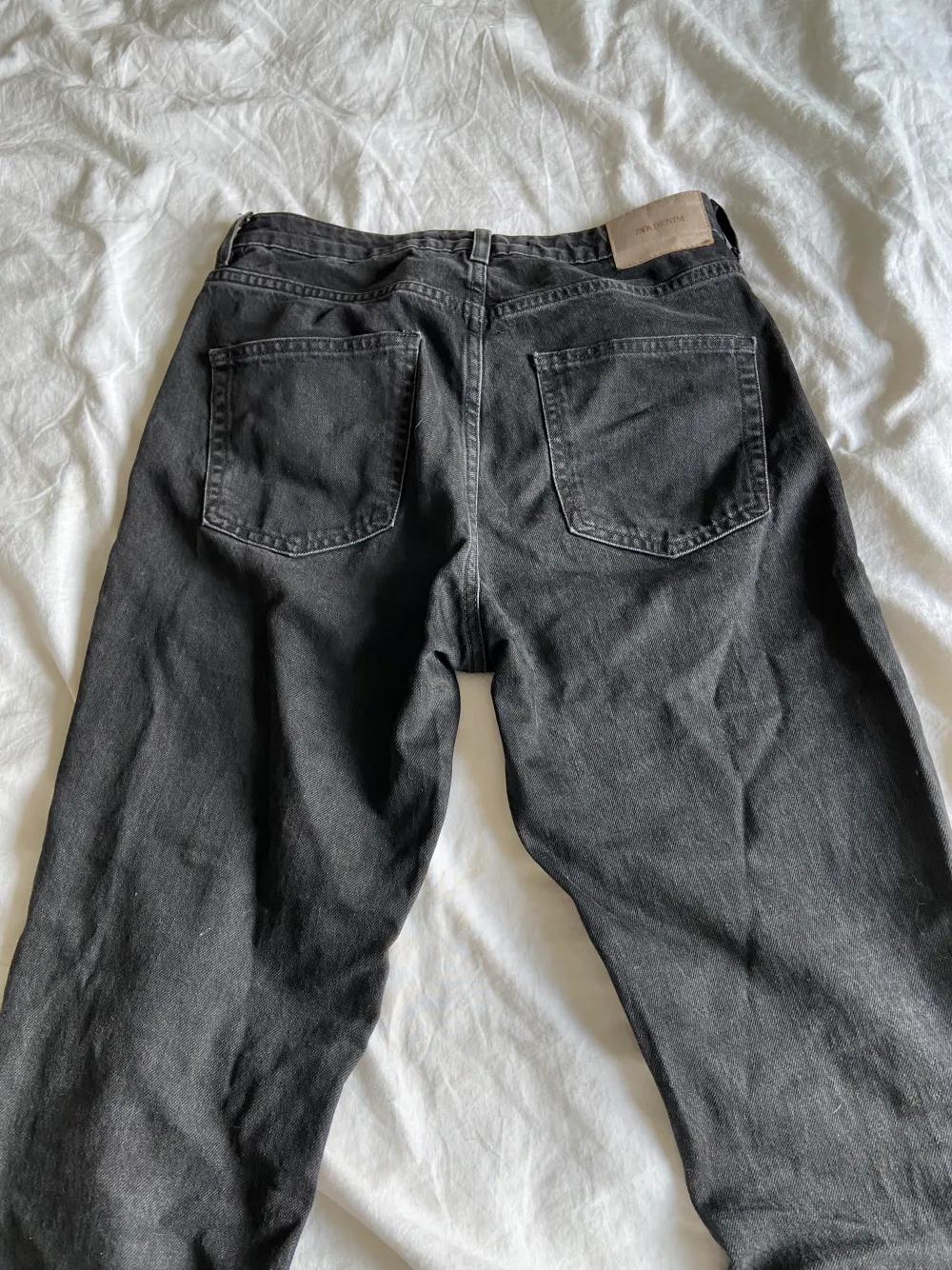 Snygga jeans från zara. Dom är lite utsvängda men ändå raka. Säljer dom för att de är för korta för mig. Köparen står för frakt.💗. Jeans & Byxor.