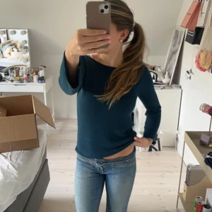 Stickad tröja - Säljer denna fina stickade tröja! Den är en grönaktig färg och värkligen perfekt modell! Lite utsvängd i armarna🤩🤩