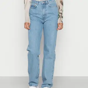 Jeans från weekday som aldrig kommer till användning längre, storlek 26x32, passar mig som är 169! Köp direkt för 160 inklusive frakt😇