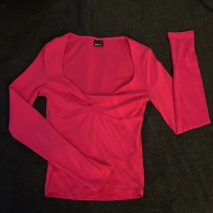 Skrikrosa topp🩷🩷 - Superfin rosa topp från Gina Tricot, använd ett fåtal gånger och har ett underbart material