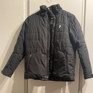 Peak performance vinterjacka - Peak performance jacka strl 150. Fint skick men välanvänd. Småmärken finns.