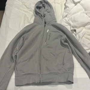 Sail racing hoodie  - Säljer nu min Sail racing hoodie som är storlek m riktigt fint skick, nypris 1250kr, mitt pris 350kr. Hör av dig vid frågor. Du står för frakten 