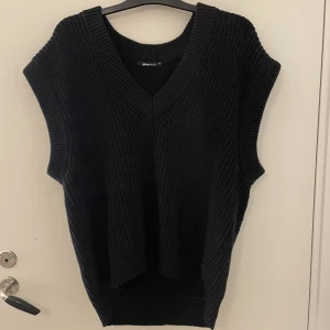 Stickad väst - Väldigt stilig och snygg stickad väst. Gick upp storlek för att få en ”baggy fit”, Nyskick!