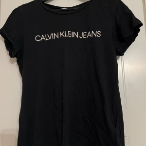 T-shirt  - En Calvin Klein tröja. Använd men i bra skick