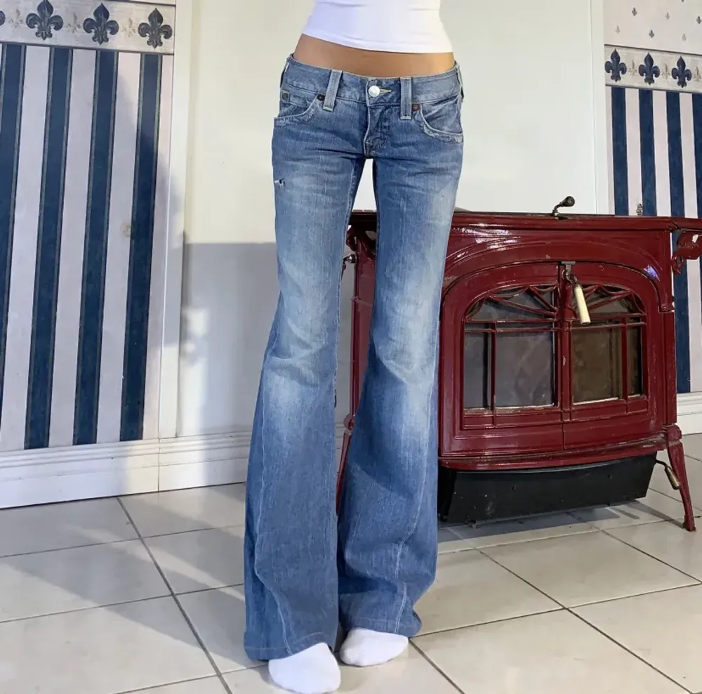 Säljer vidare dessa as snygga jeans då de inte passade mig. Nyligen köpta för 800💞 midja 85, innerben 83,5.  Hon på bilden är 164cm. Jeans & Byxor.