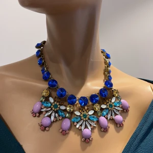 Halsband  - Snyggt, elegant och maffigt halsband. Det fattas en sten men inget som märks.