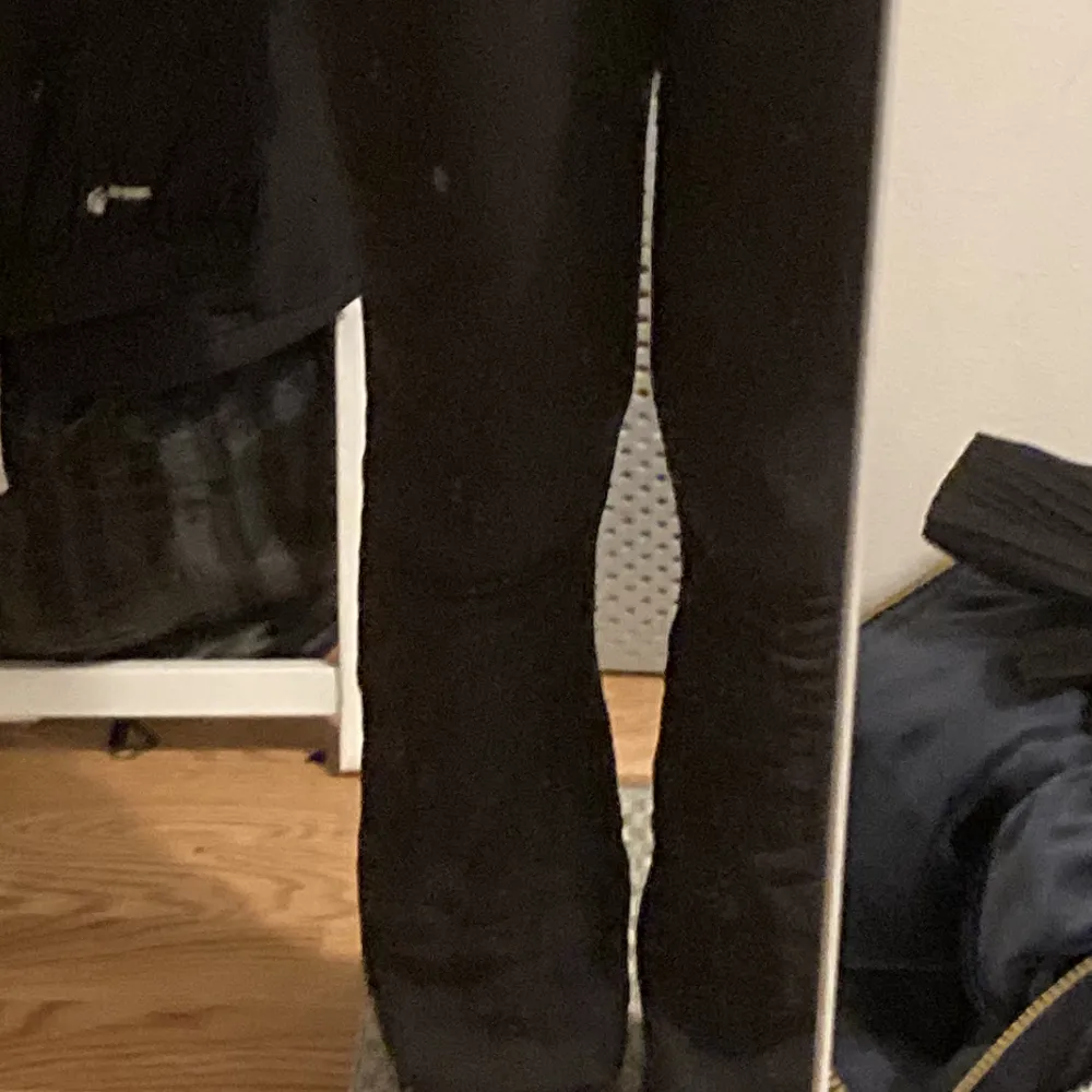 Säljer ett par sköna yoga pants passar folk runt 160 cm! Skriv för fler bilder 💗. Jeans & Byxor.